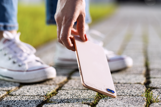 Опасностите Зад Счупеното Задно Стъкло на Твоят iPhone